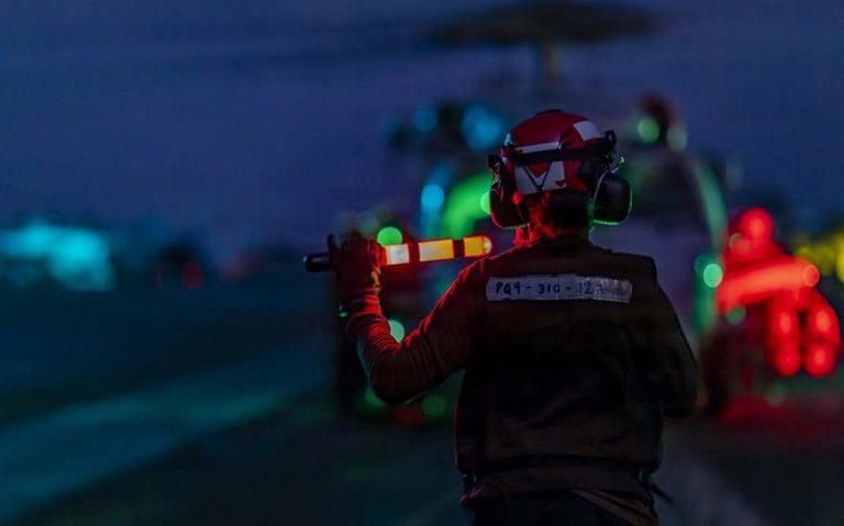 No convés do USS Abraham Lincoln.