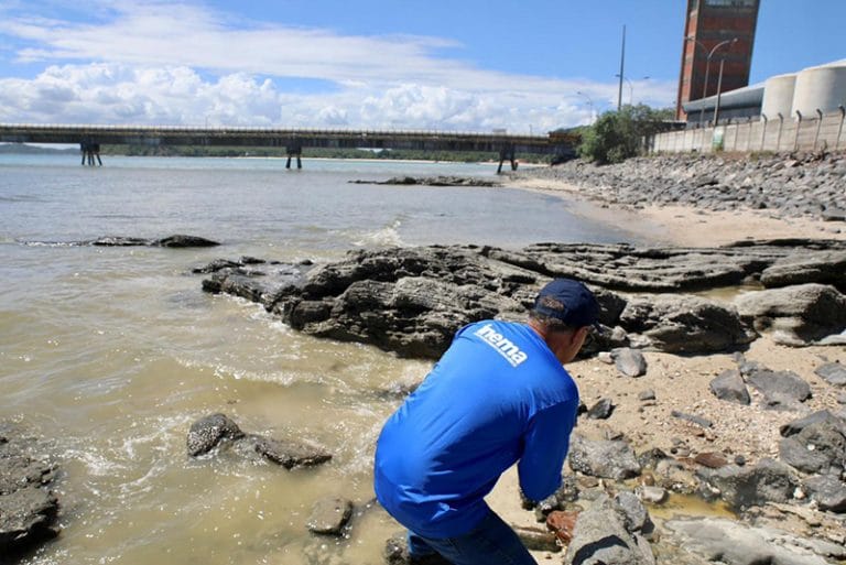 Praia contaminada em Salvador