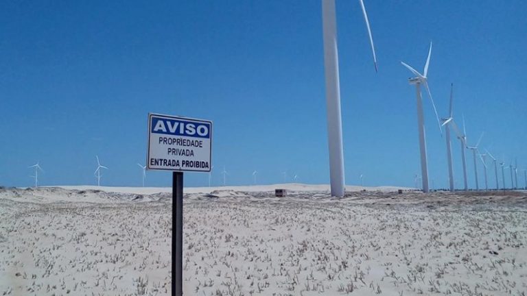 Torres de energia eólica no Nordeste impedem entrada de moradores.