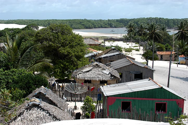 Vila da ilha dos Lençóis e o veleiro Mar Sem Fim ao fundo