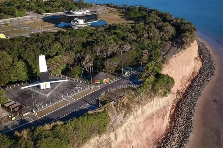 Enrocamento na falésia do Cabo Branco, João Pessoa.