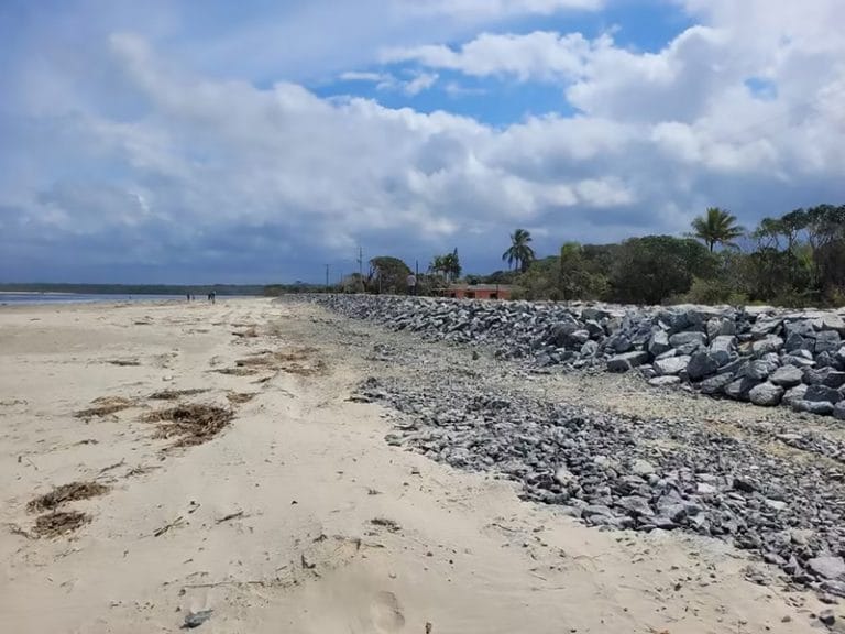 Enrocamento na barra do rio Una