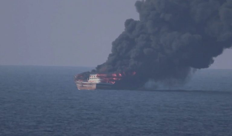 Dhow CENTCOM em chamas na Guerra cntra o Irã.jpg