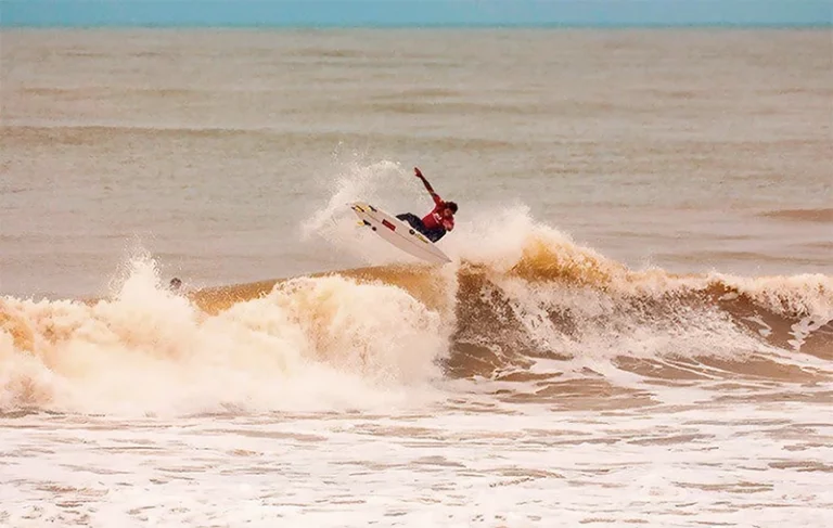 Surf na foz do rio Doce 